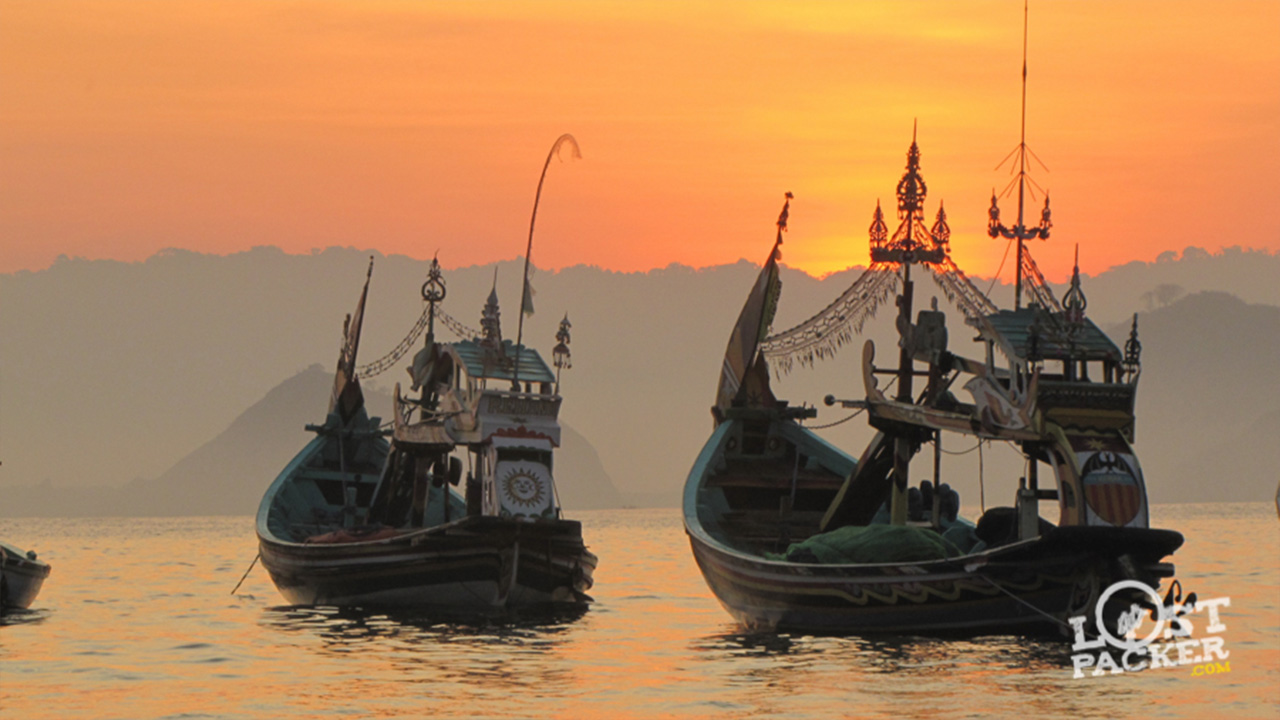 11Perahu nelayan pantai Papuma saat matahari terbit