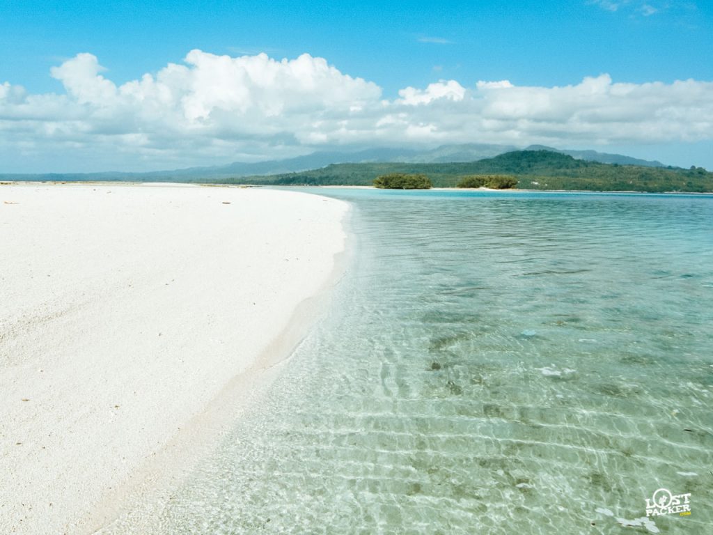Pantai Pasir Putih diPulau Pombo Maluku