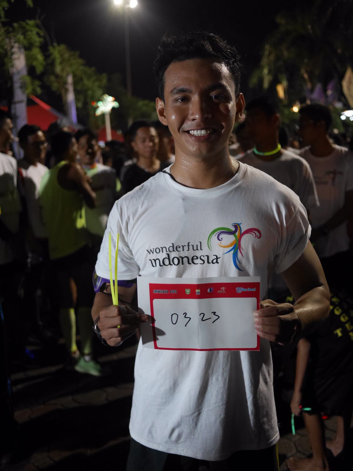 Salah satu peserta Glowing Night Run di Palembang