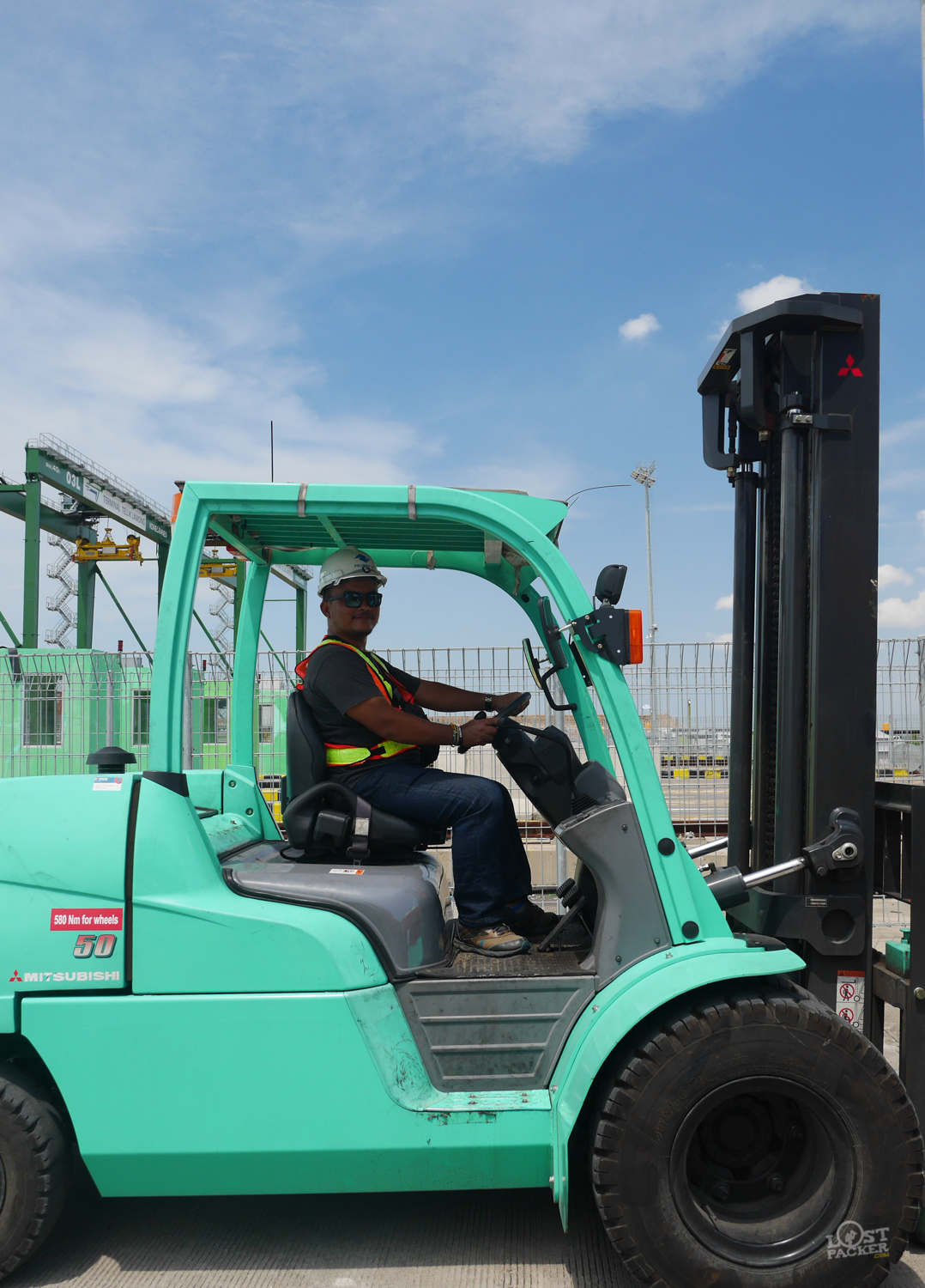 Mas-mas Forklift di Terminal Teluk Lamong