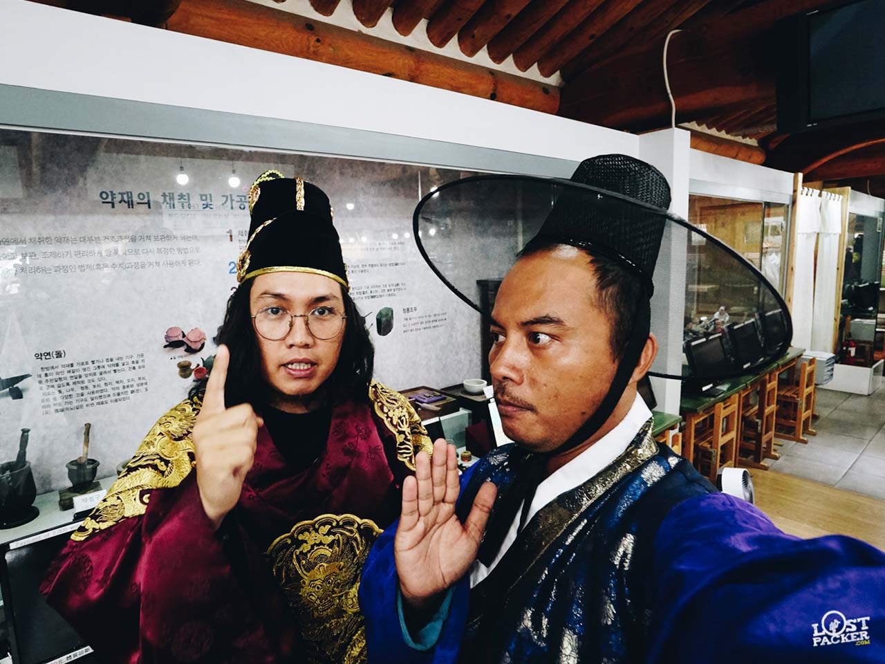 Ferry dan Sutiknyo dengan kostum Hanbok