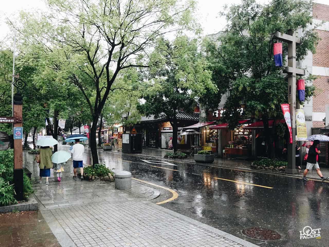Suasana hujan di Jeonju Hanok Village